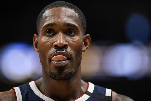 前ESPN主持人在NBA比赛中与球迷发生冲突