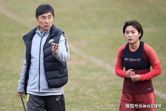 陈小春“撞脸工人”事件真相大白，背后故事引发热议